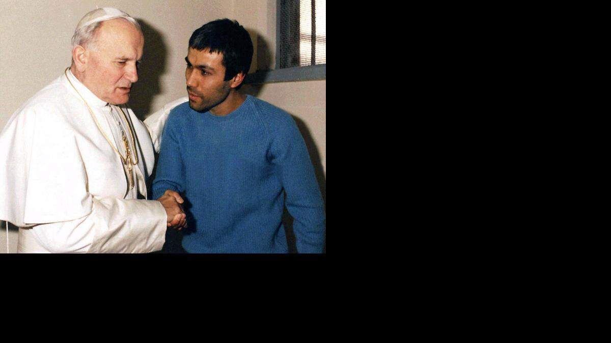 <cutline_leadin>Los motivos</cutline_leadin> de su acto siempre permanecieron en el misterio. Juan Pablo II lo visitó dos años después en su celda en Italia. Foto archivo