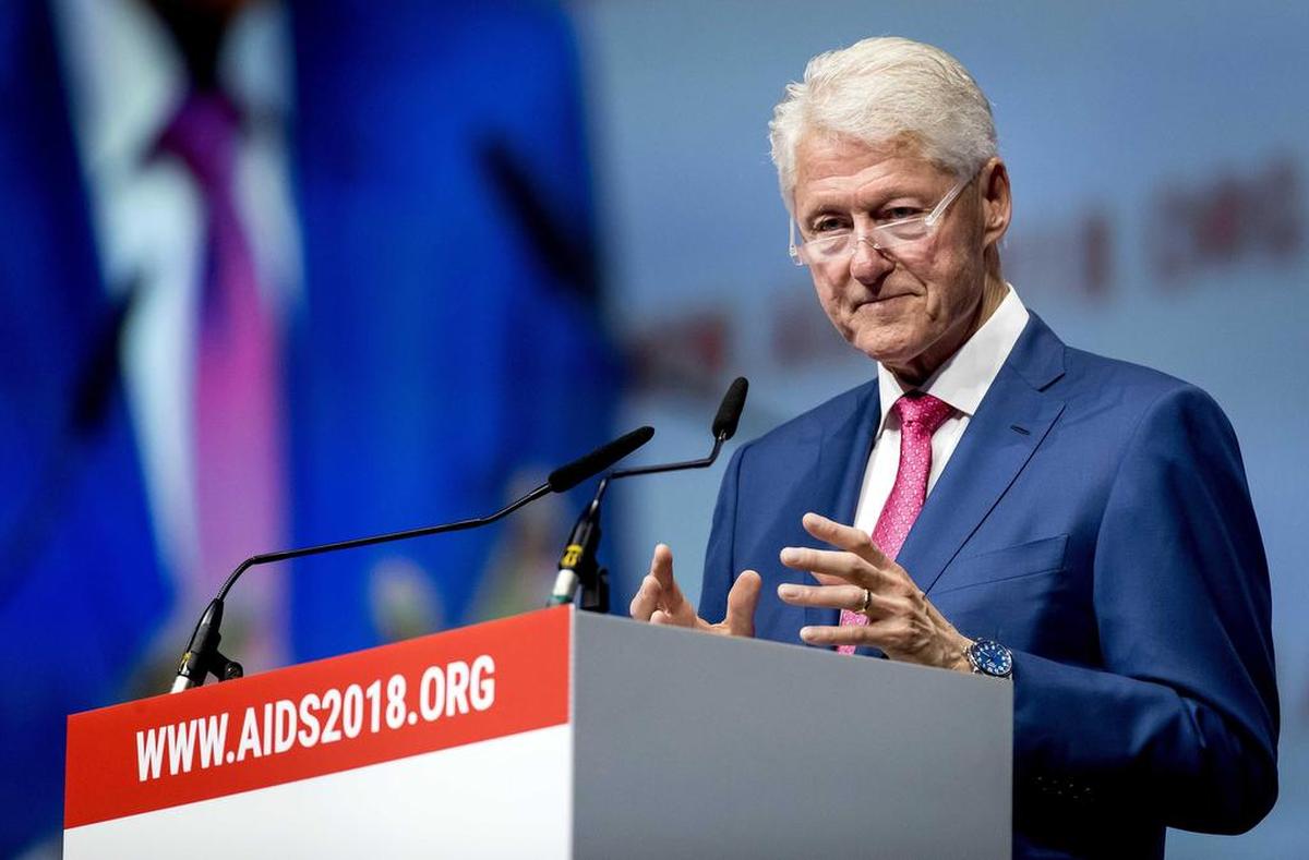 El ex presidente estadounidense Bill Clinton pronuncia su discurso durante la XXII Conferencia Internacional sobre el Sida en Amsterdam, Holanda, el 27 de julio de 2018.