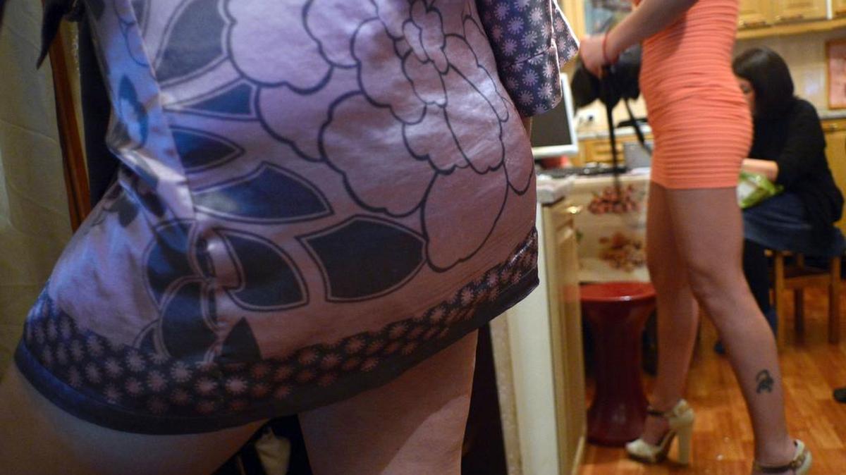 Una foto tomada el 20 de enero de 2017 muestra a prostitutas rusas descansando en la cocina de un burdel ilegal en San Petersburgo.