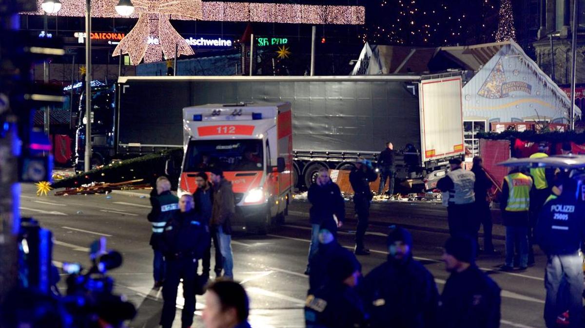 Equipos de rescate trabajan este lunes 19 de diciembre de 2016, en la zona en la que un camión se estrelló contra un mercado de Navidad, cerca de la iglesia conmemorativa Kaiser Wilhelm en Berlín, (Alemania).