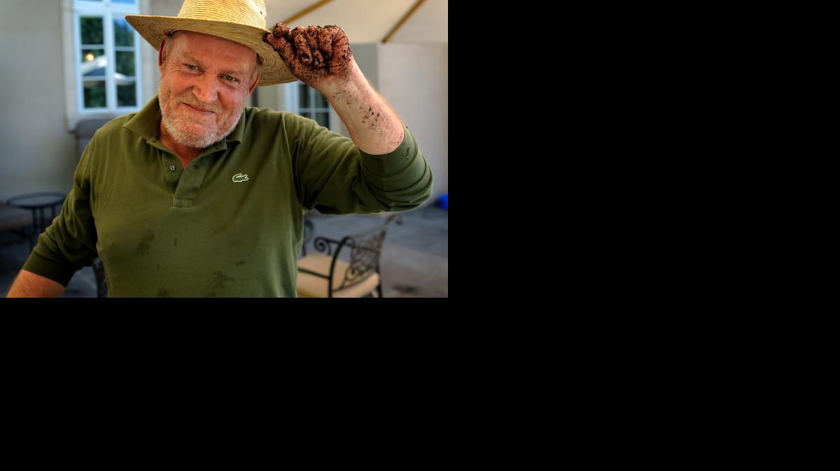 <cutline_leadin>Joe Cocker</cutline_leadin> en el porche trasero de su casa en Mad Dog Ranch en Crawford, Colorado. El cantante británico de voz áspera falleció a los 70 años. Foto archivo<252><252>