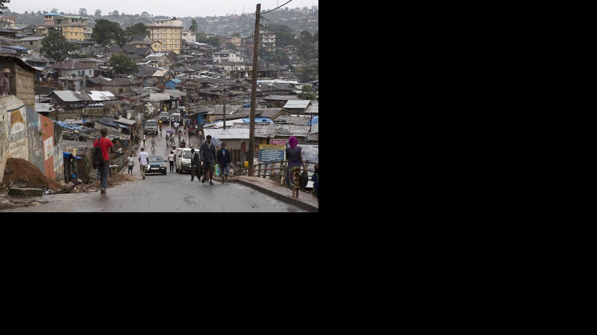 
Un grupo de personas en una calle de Freetown, Sierra Leona, el jueves. Los casos de ébola en Liberia, Sierra Leona y Guinea Conakry continúan aumentando, confirmó la OMS.


