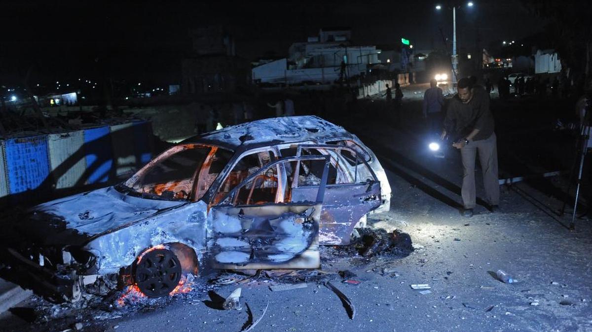 Al menos 12 personas murieron este viernes en un ataque contra un hotel en Mogadiscio, la capital de Somalia, que fue reivindicado por los insurgentes islamistas somalíes shebab.