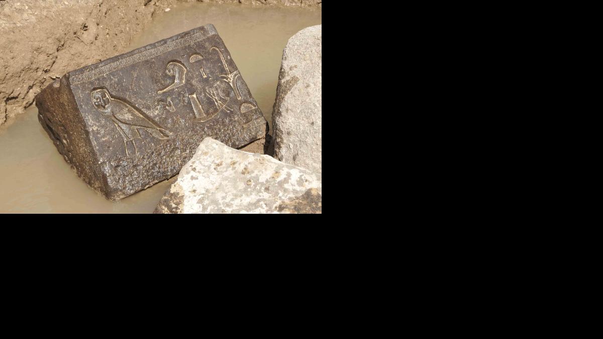 <cutline_leadin>Bloques de</cutline_leadin> basalto esculpidos de la parte inferior de una cripta de la época del rey Nectanebo I, de la última dinastía faraónica, hace más de 2,300 años. El descubrimiento fue anunciado el martes por arqueólogos egipcios y alemanes.