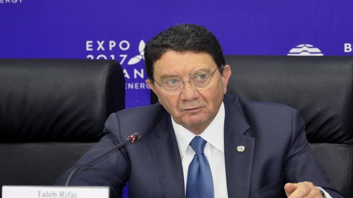 El secretario general de la Organización Mundial del Turismo, Taleb Rifai, durante una rueda de prensa posterior a la conferencia mundial 'Turismo y energía del futuro: las oportunidades de crecimiento con bajas emisiones de carbono' celebrada en Astaná con motivo del Año Internacional del Turismo Sostenible, el 26 de junio de 2017.