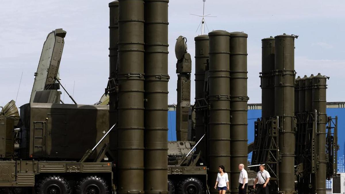 El ministro de Defensa de Irán, Hossein Dehgan, llega a Rusia para recibir el primer sistema S-300. Foto de archivo