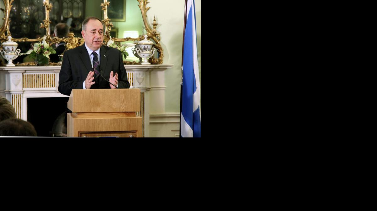 <cutline_leadin>El lider</cutline_leadin> independentista Alex Salmond anunciando su dimisión del Partido Nacionalista Escocés (SNP) y como primer ministro del Gobierno autónomo tras la derrota en el referéndum de independencia, en Edimburgo, Escocia.<252><252>