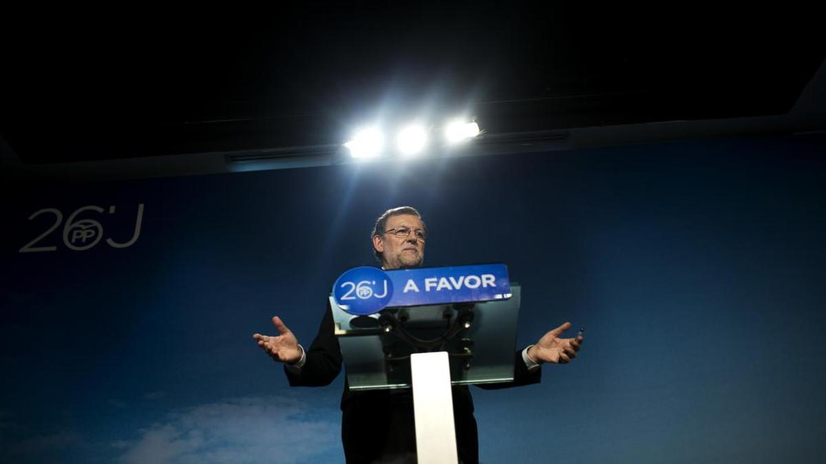Mariano Rajoy, líder del Partido Popular, habla con los periodistas en la sede del partido en Madrid.