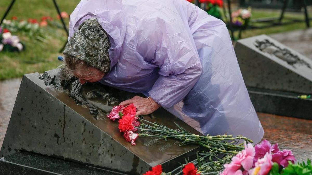 Una mujer llora el martes junto a la tumba de su hijo durante una ceremonia con motivo del 30 aniversario de la catástrofe de Chernobyl en el cementerio de Mitino en Moscú.