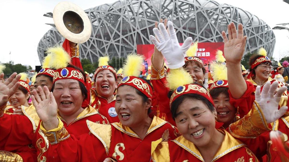 Numerosas personas celebran el anuncio de la elección de la ciudad de Pekín como sede de los XXIV Juegos de Invierno de 2022, en el parque Olímpico de Pekín, China, el viernes 31 de julio de 2015.