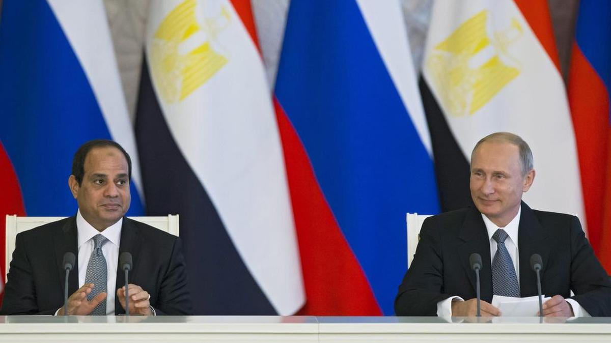 
El presidente egipcio, Abdelfatah al Sisi (izq.), y su homólogo ruso, Vladimir Putin durante una rueda de prensa, el miércoles, en el Kremlin, Rusia.
