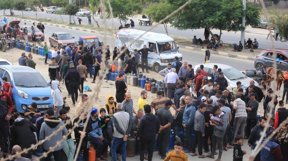 Los palestinos hacen cola para rellenar sus cilindros de gas líquido, en el segundo día de un alto el fuego de cuatro días entre Israel y el grupo militante palestino Hamás. El 25 de noviembre de 2023