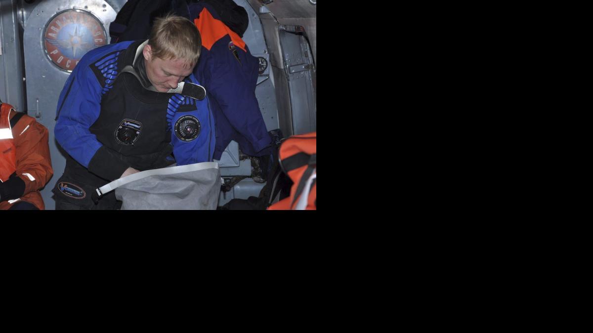 
Un trabajador en las labores de búsqueda de un barco pesquero en aguas del océano Pacífico frente a la península de Kamchatka, en Rusia Oriental, el jueves.
