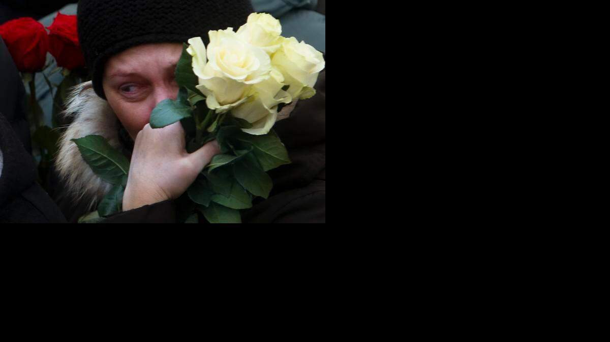 
Una mujer, visiblemente emocionada, acudió el sábado a depositar flores en el lugar donde cayó asesinado el líder de la oposición rusa Biris Nemtsov.


