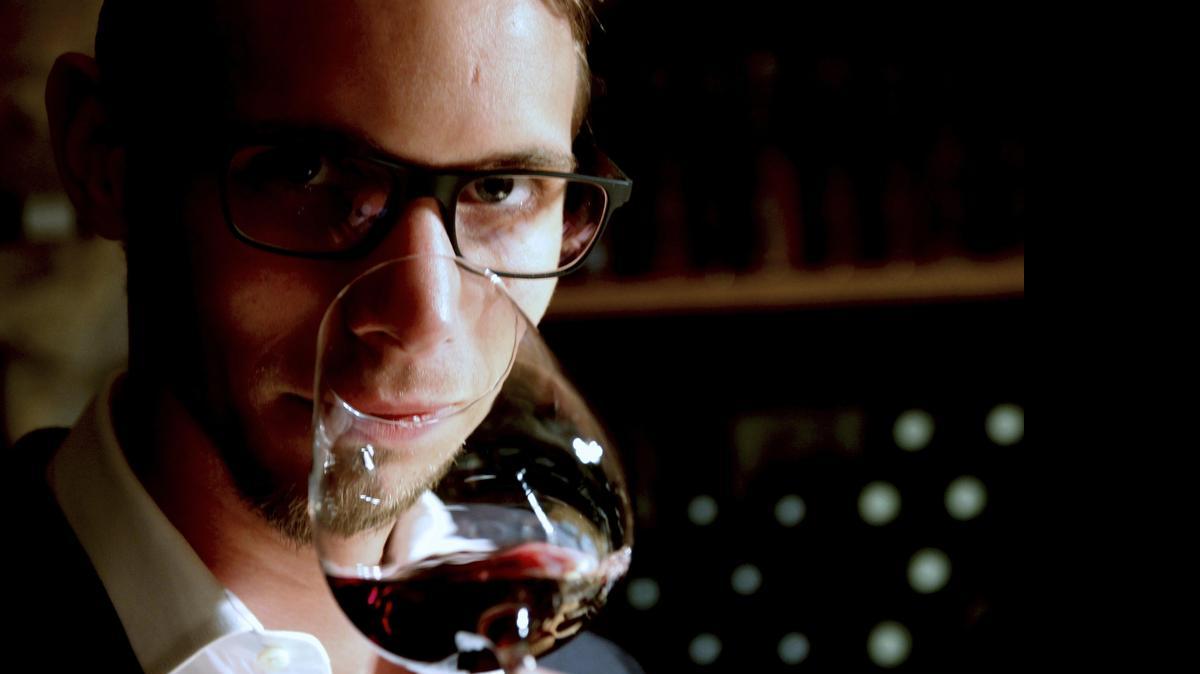 
Jonathan Bauer-Monneret, elegido mejor sumiller de Francia, durante el encuentro que ha mantenido con la Agencia Efe. Donde más disfruta Bauer-Monneret, responsable de los vinos del restaurante parisino Spring, es entre viñedos, prensas y barricas.
