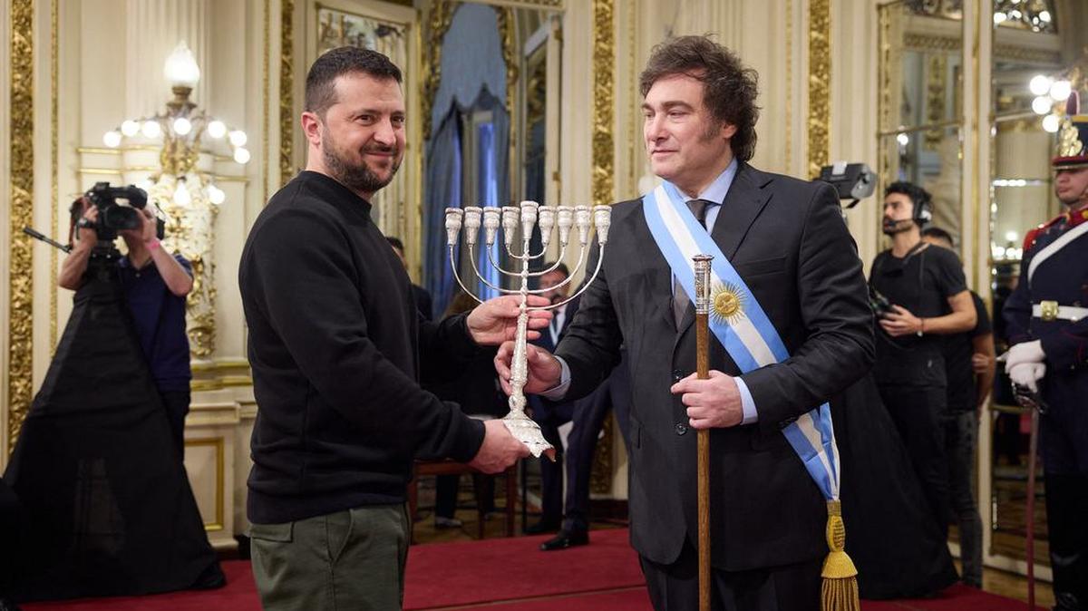 La fotografía muestra al presidente de Argentina, Javier Milei, saludando al presidente de Ucrania, Volodymyr Zelensky, después de su ceremonia de toma de posesión en el Congreso Nacional el 10 de diciembre de 2023 en Buenos Aires, Argentina.