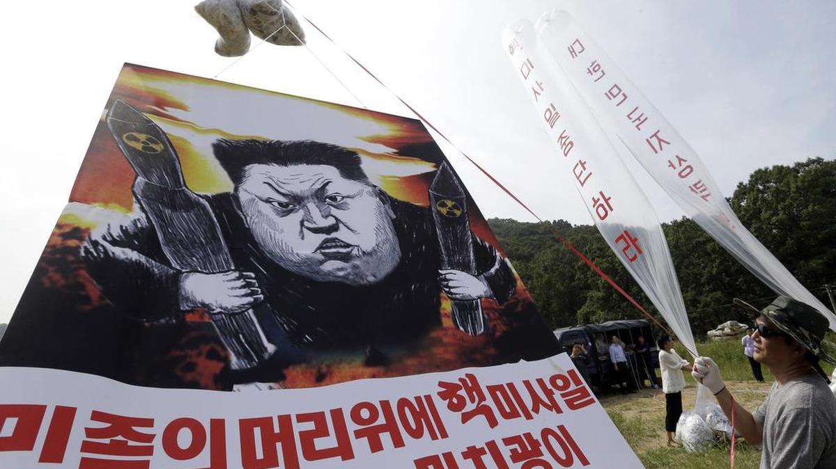 Desertores norcoreanos se preparan para soltar globos con mensanjes denunciando el régimen de Kim Jong Un, el 15 de septiembre de 2016, en Paju, cerca de la frontera con Corea del Norte.