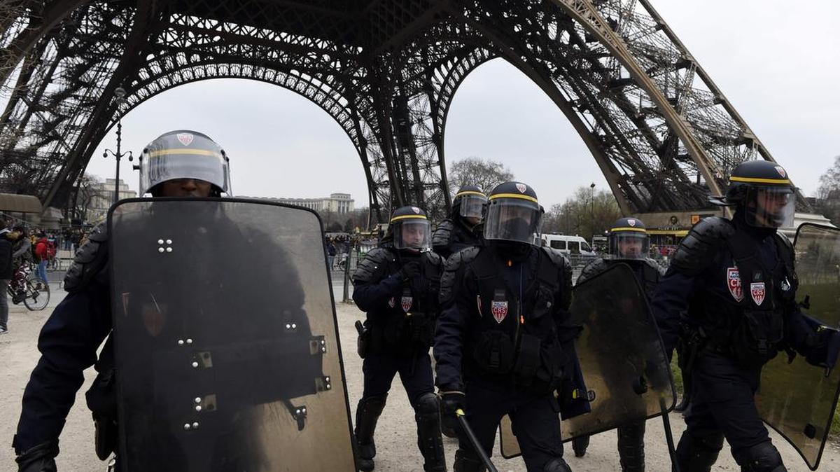 La policía francesa vigila la Torre Eiffel durante protestas el jueves en París.