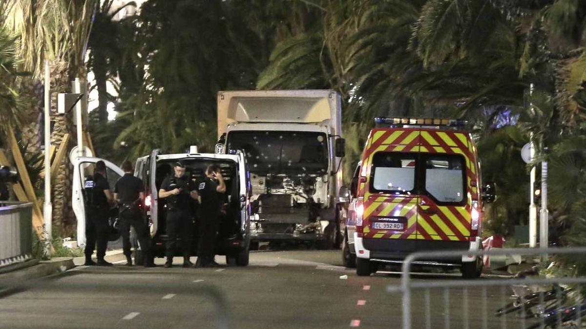 Policías permanecen junto al camión que arremetió contra una multitud que presenciaba los fuegos artificiales de la Fiesta Nacional del 14 de julio en Niza.