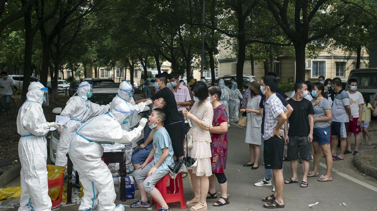 Residentes hacen fila para hacerse la prueba de COVID-19 en Wuhan, provincia de Hubei, en el centro de China, el 3 de agosto del 2021.