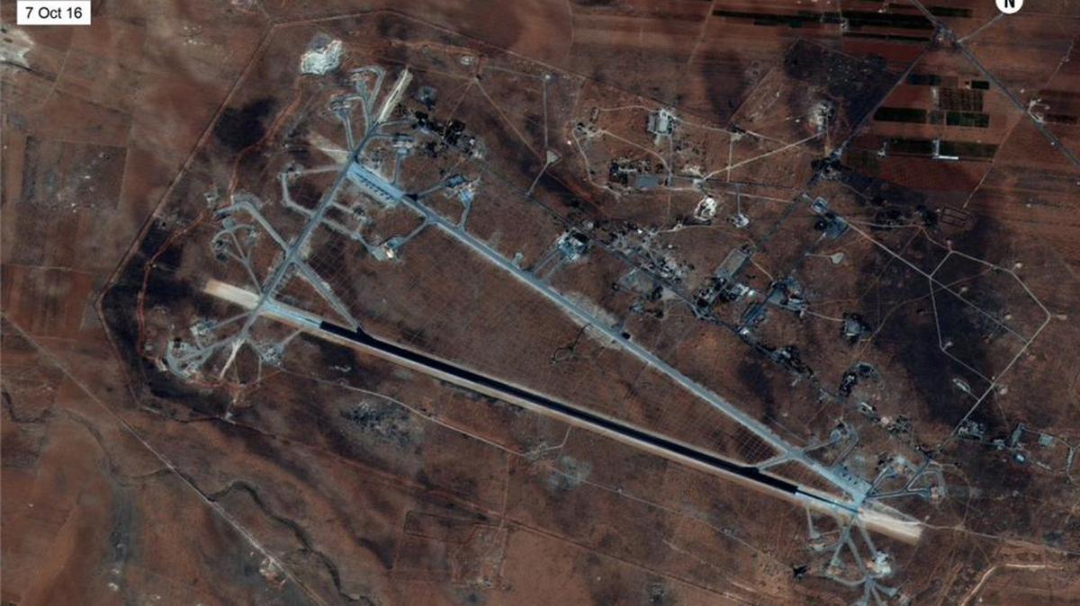Fotografía cedida por el Departamento de Defensa de los Estados Unidos que muestra una vista aérea del aeropuerto al-Shayrat el viernes 7 de abril de 2017, cerca de Homs (Siria). Fuerzas militares de EEUU.