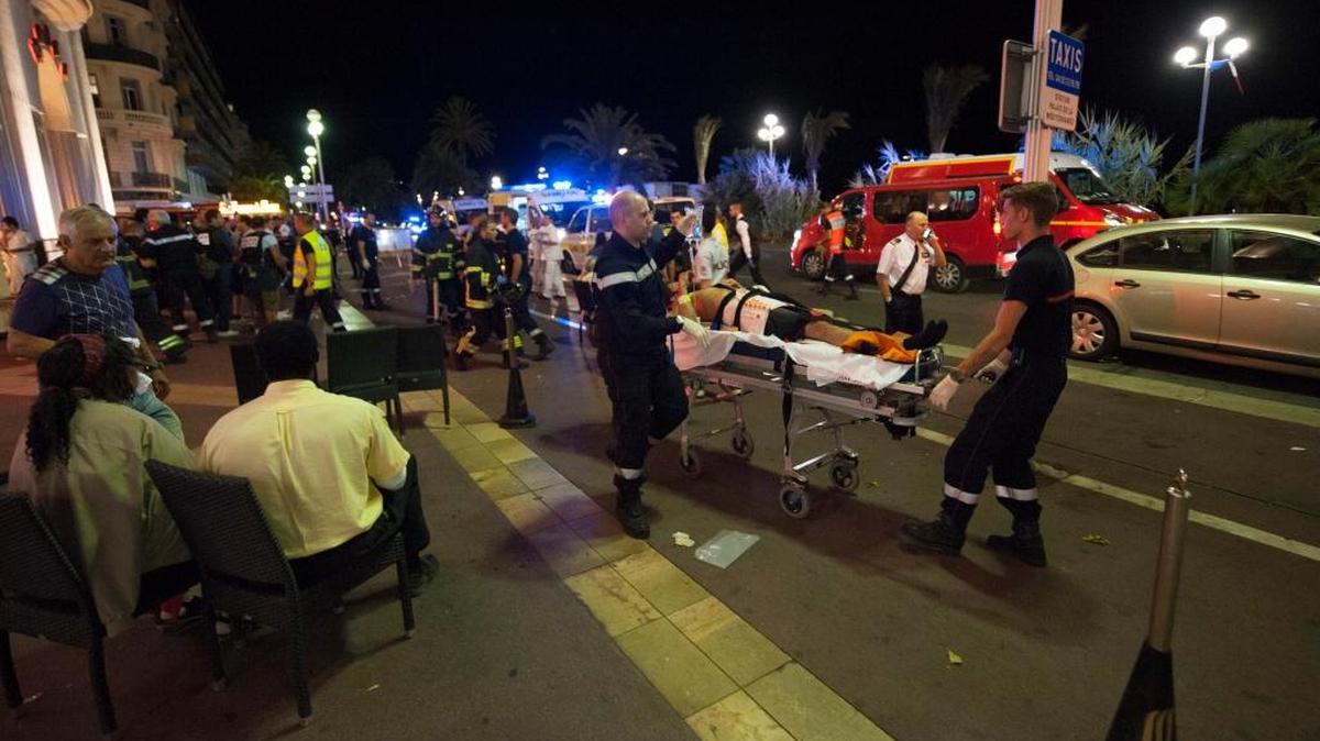 Heridos son evacuados del lugar en donde un camión chocó contra la multitud durante las celebraciones del Día de la Bastilla en Niza, Francia, 14 de julio de 2016. Según los informes, al menos 70 personas murieron y muchos resultaron heridos después de un camión arremetió contra la multitud en el Paseo de los Ingleses, durante las celebraciones del Día de la Bastilla.