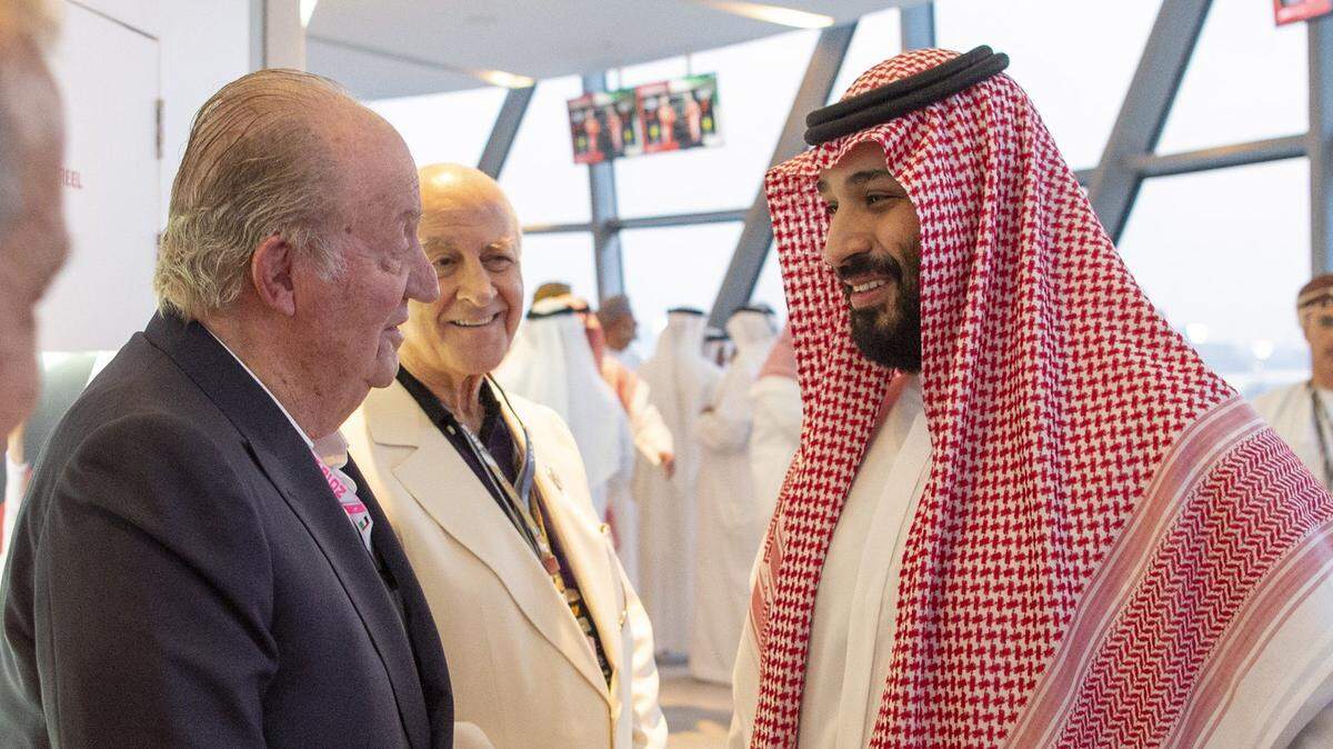 El antiguo rey de España, Juan Carlos I (izq.), saluda al príncipe heredero saudita Mohamed Bin Salman, el domingo durante el Gran Premio de Fórmula 1 Abu Dabi, Emiratos Árabes Unidos.