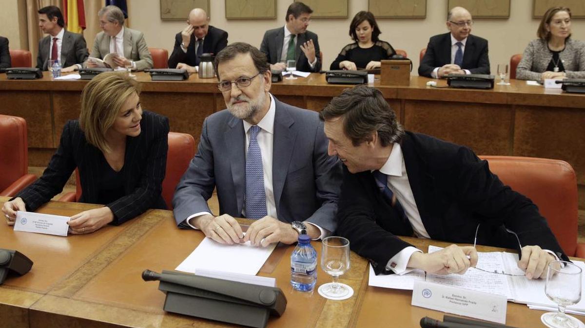El presidente del Gobierno en funciones, Mariano Rajoy (c), junto a la secretaria general del PP, María Dolores de Cospedal, y el portavoz del partido en el Congreso, Rafael Hernando, durante una reunión con los diputados de la formación para analizar la situación generada después de que el Rey haya encargado al líder del PSOE, Pedro Sánchez, que intente su investidura como jefe del Ejecutivo. (Foto de arvhivo)