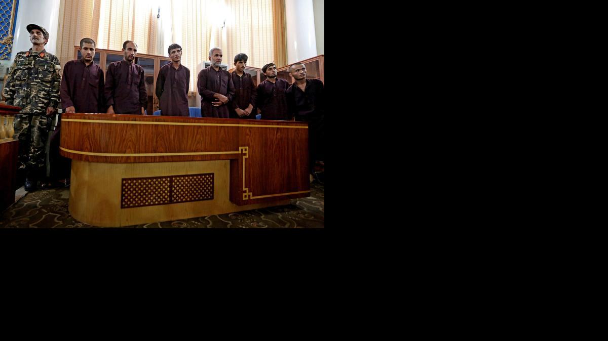 
Un juez afgano condenó este domingo a la pena capital a siete hombres por la violación colectiva de cuatro mujeres en un caso que generó indignación en todo Afganistán.
