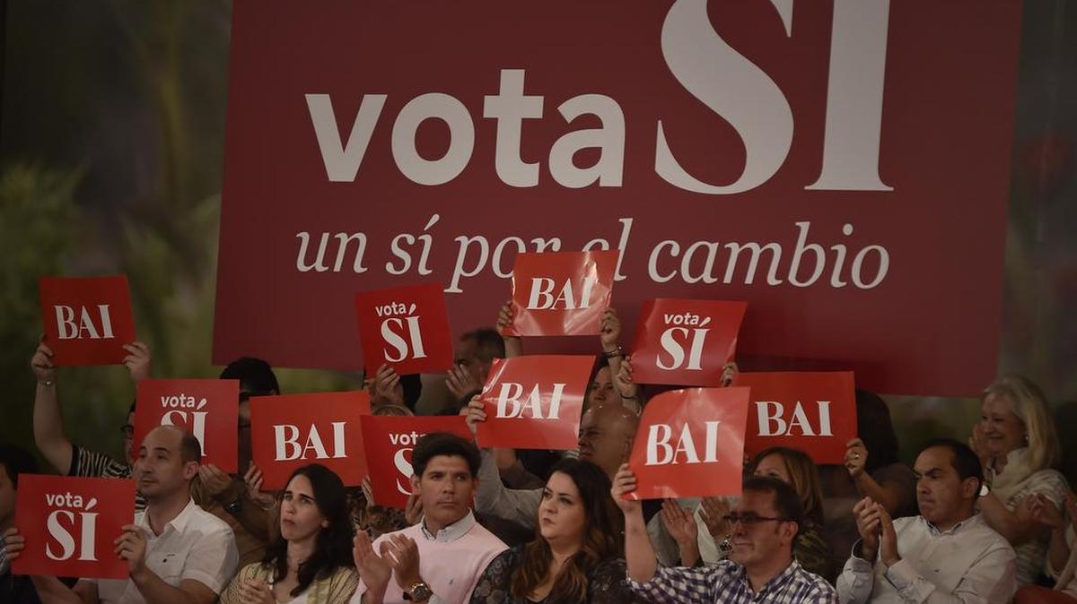 Seguidores de Pedro Sánchez, líder del PSOE, levantan las pancartas reclamando el voto de los españoles.
