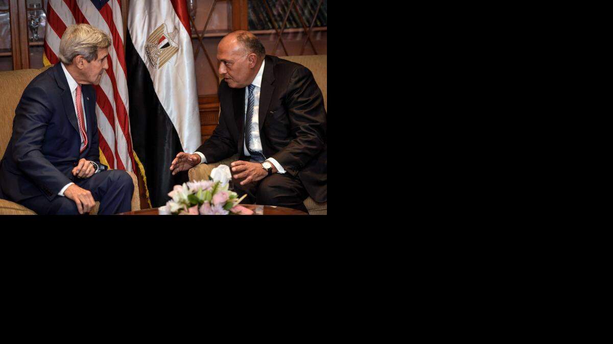 
El secretario de Estado estadounidense, John Kerry (izq.) se reúne con el ministro de Relaciones Exteriores egipcio Sameh Shoukry el 13 de septiembre de 2014 en la capital El Cairo.
