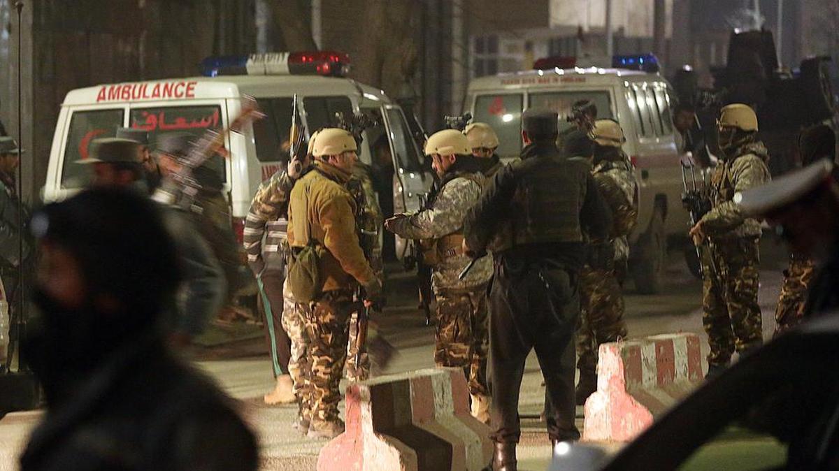 Las fuerzas de seguridad afganas hacen guardia cerca de l sitio de un ataque terrorista, cerca de la embajada española, en el centro de Kabul, Afganistán, el viernes, 11 de diciembre de 2015.