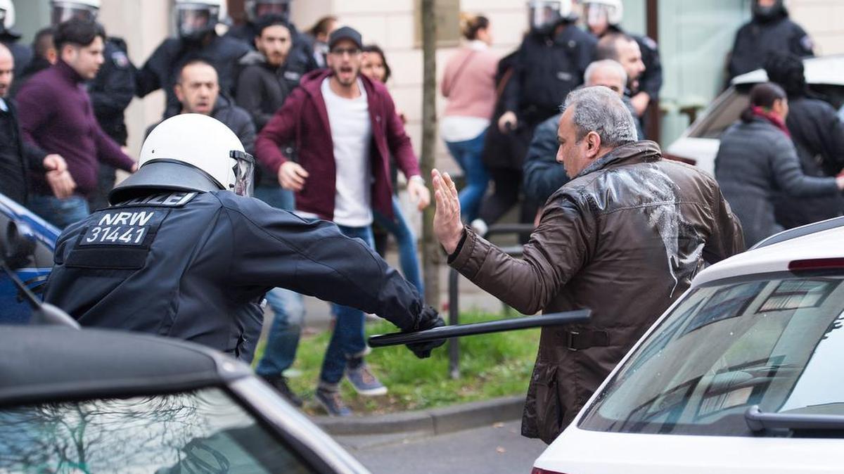 En Colonia la convocatoria derivó también en violentos enfrentamientos con contramanifestantes kurdos que lanzaron botellas y petardos.