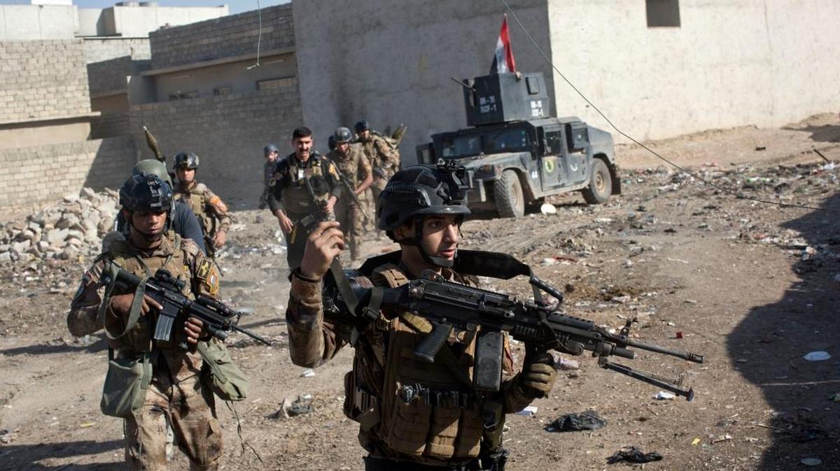Fuerzas especiales de Iraq entra en una zona de Mosul en medio de los intensos combates de las últimos días.