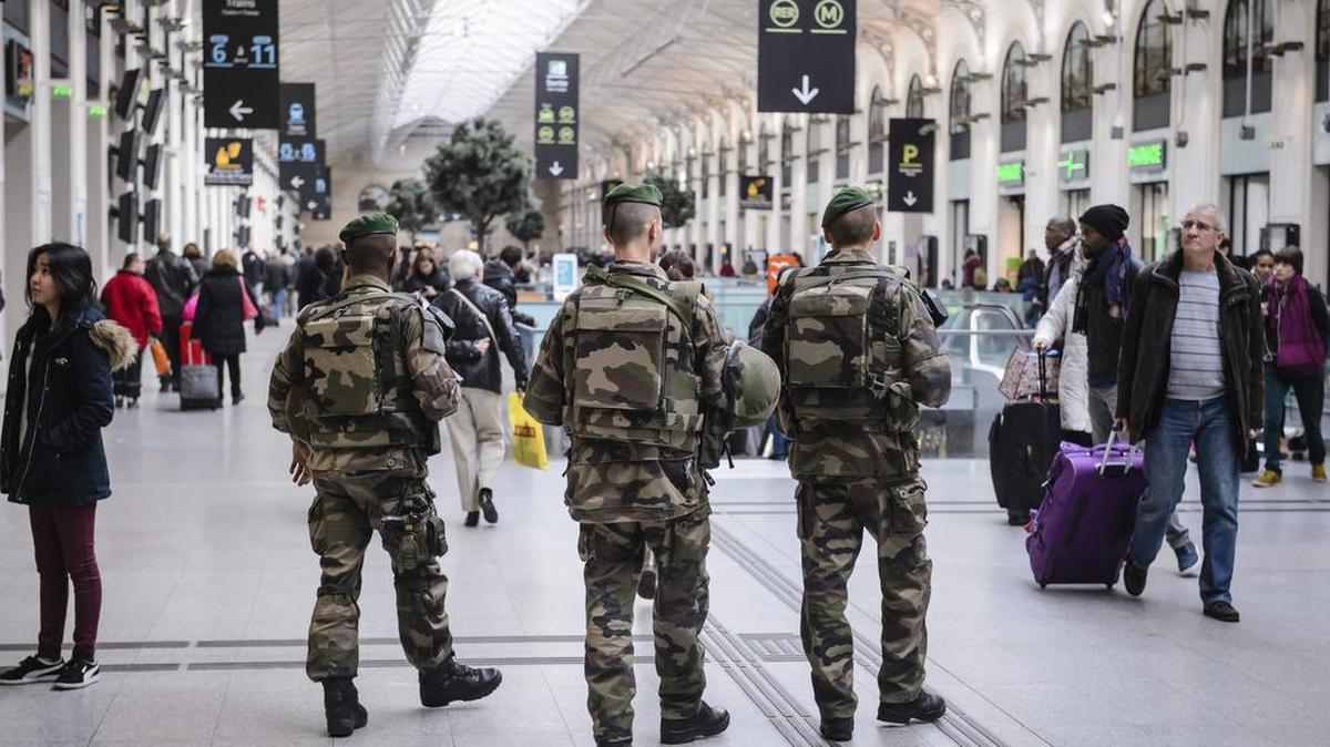 Soldados franceses patrullan la estación Saint Lazare de París, Francia, el miércoles. La ciudad desplegará unos 11,000 agentes de policía para garantizar la seguridad durante los festejos de Nochevieja.