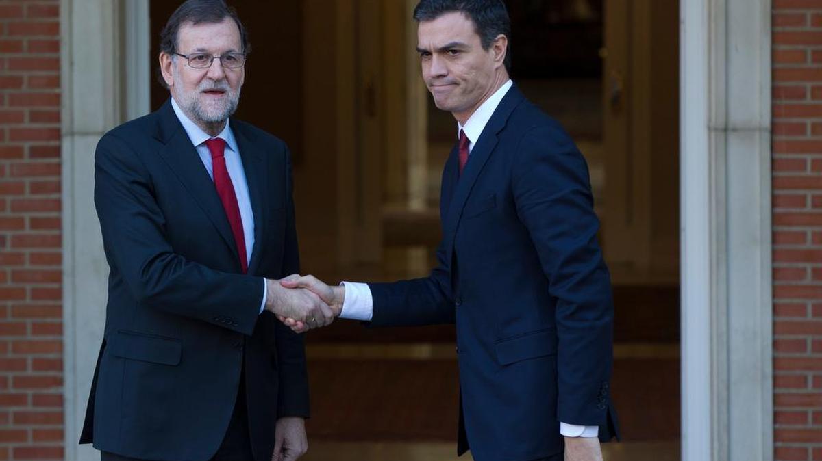 El presidente del gobierno en funciones, Mariano Rajoy (izq.), saluda al líder de la oposición socialista, Pedro Sánchez, antes de una reunión en la Moncloa en Madrid.