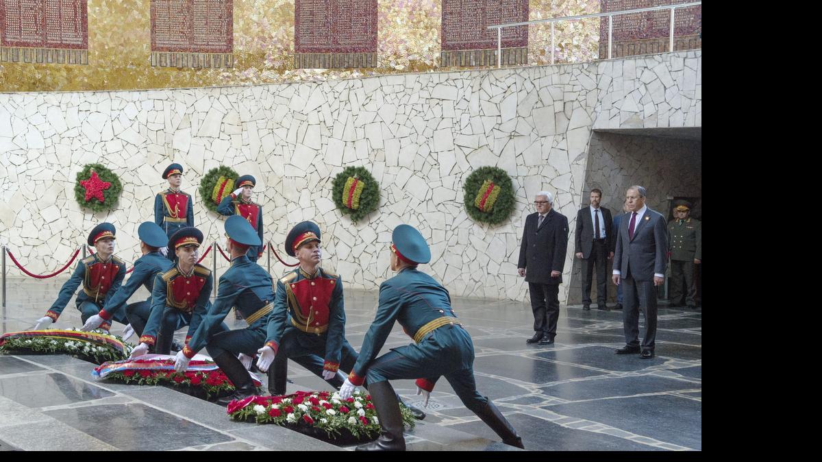 
El ministro de Asuntos Exteriores alemán, Frank-Walter Steinmeier (4 der.), y su homólogo ruso, Serguéi Lavrov (2 der), depositan flores para soldados alemanes y rusos cerca de Volgogrado, Rusia, el jueves.
