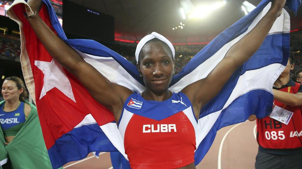 
La cubana Yarisley Silva celebra su victoria en la final femenina de salto con pértiga en los Mundiales de Atletismo que se celebran en el Estadio Nacional en Pekín (China) el 26 de agosto de 2015. 
