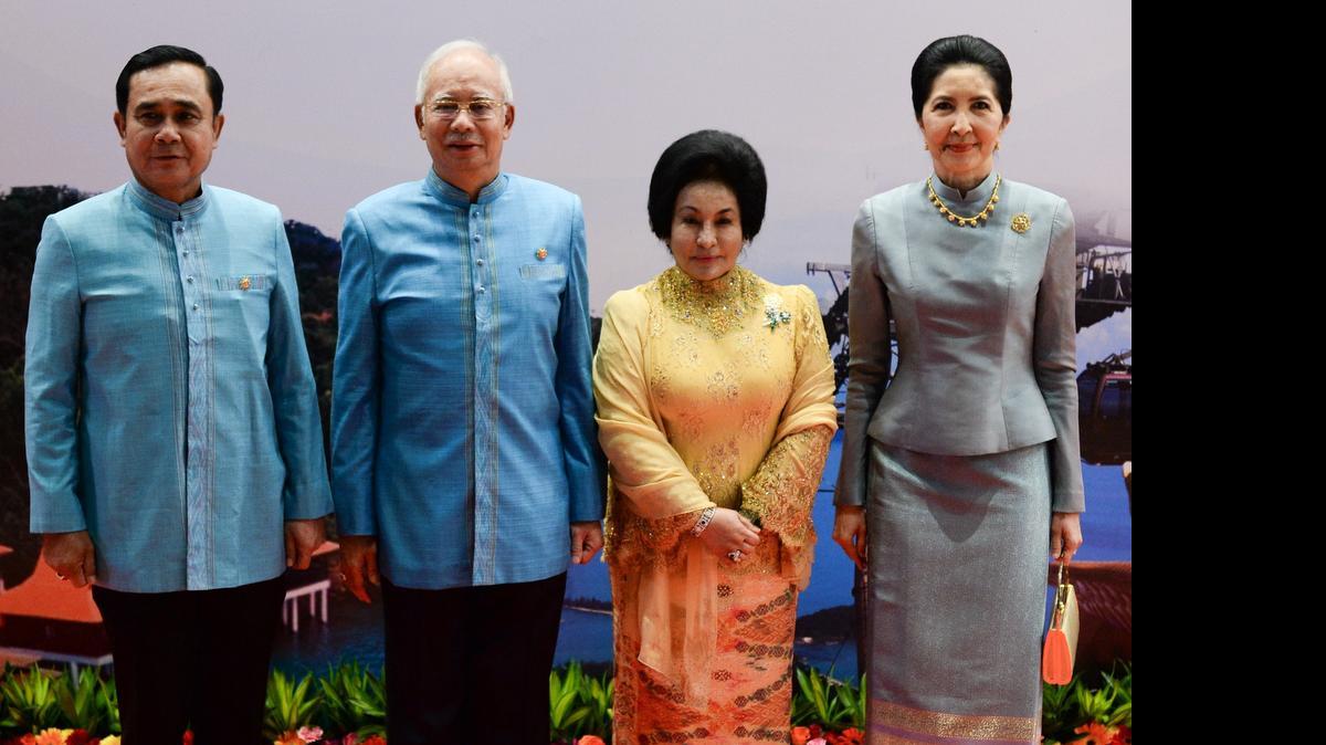 
Los mandatarios de Tailandia y Malasia, Prayut Chan-O-Cha (izq.) y Najib Razak, con sus esposas, durante la reunión de los 10 miembros de la Asociación de Naciones del Sureste Asiático (Asean), en Malasia.
