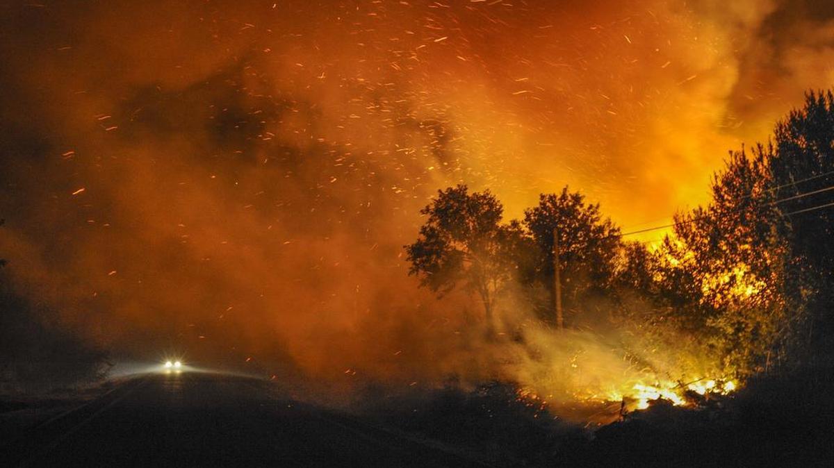 
Vista general del incendio forestal, registrado en Cualedro, en el sur de la provincia de Ourense, que ha quemado más de 2,000 hectáreas de terreno forestal. 
