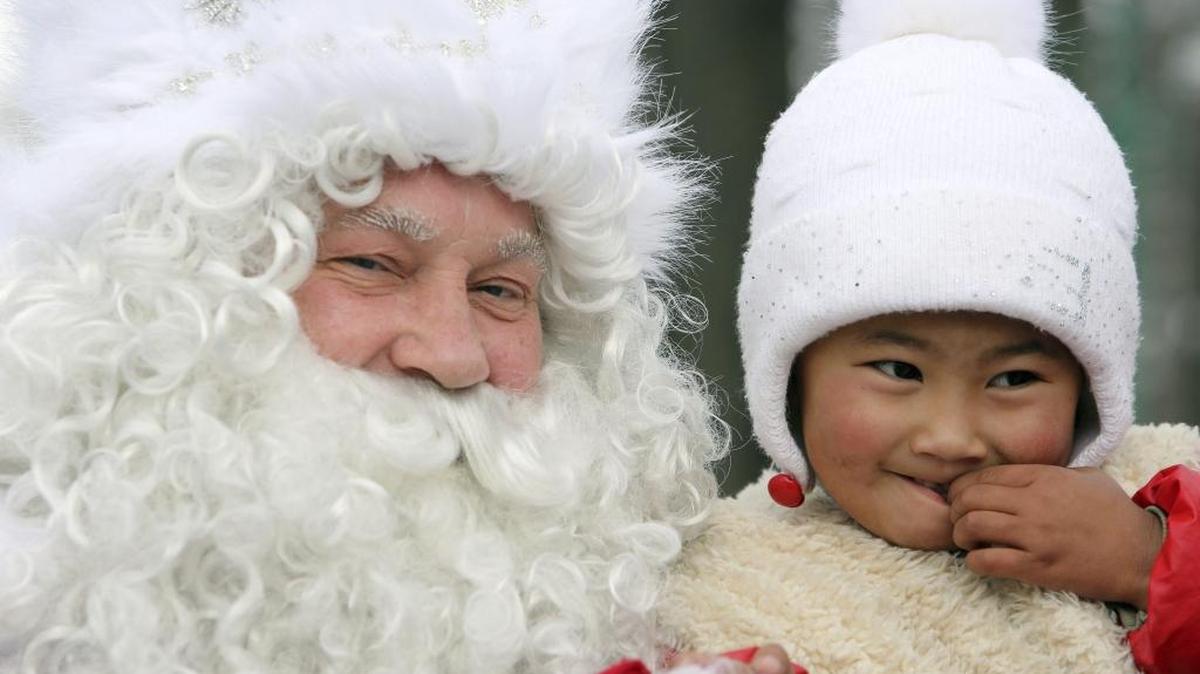 El ‘Abuelo Frío’ o ‘Abuelo Hielo’ (izq), Santa Claus, proviene de la figura de San Nicolás.