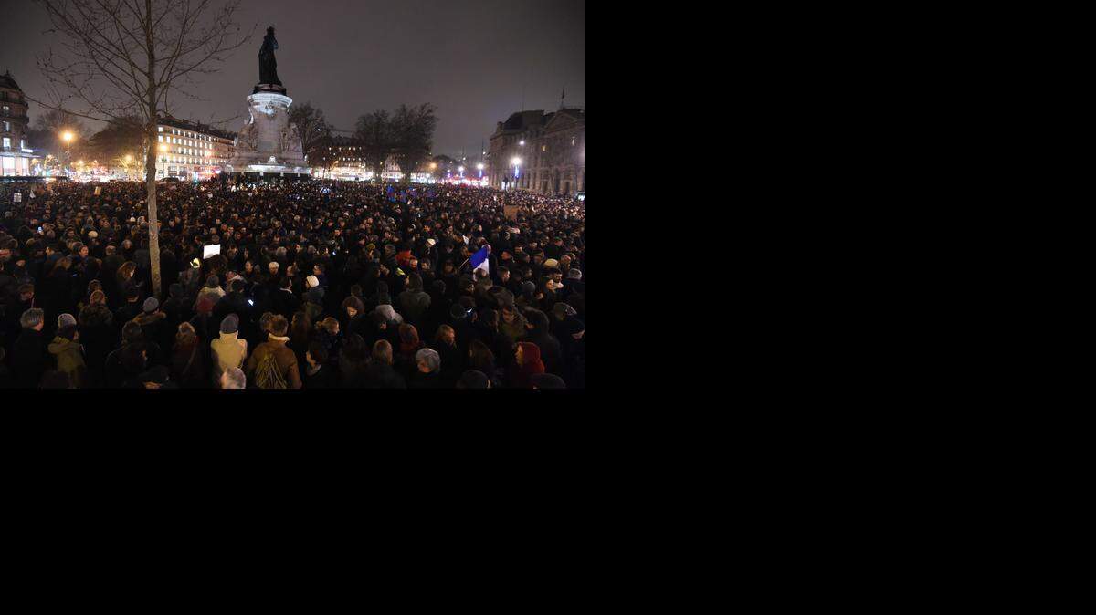 
Sin convocatoria previa la Plaza de la República comenzó a llenarse poco a poco de parisinos en la noche del miércoles. El instinto democrático, el de defender los valores inherentes a esta sagrada institución, los condujo de forma espontánea hasta este espacio que simboliza el largo camino de Francia hacia el país que es hoy.


