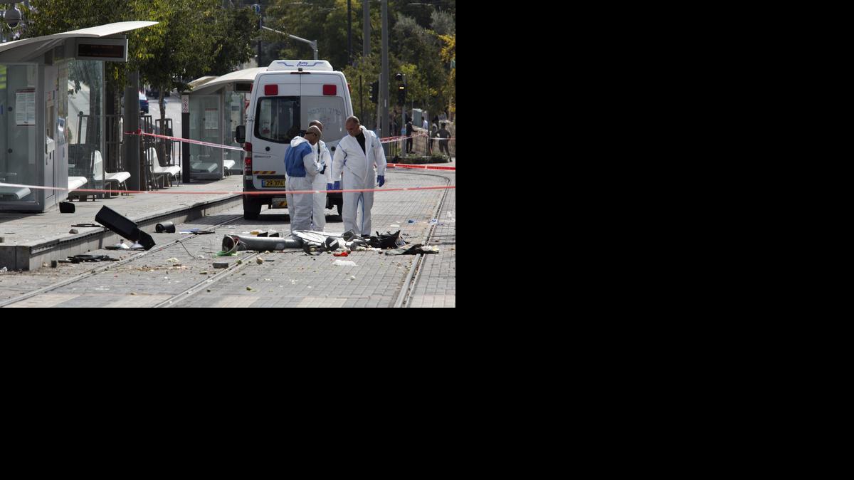 
Policías israelíe revisan la escena del ataque con un vehículo en Jerusalén en el que murió una persona y otras trece resultaron heridas el miércoles 5 de noviembre de 2014. El movimiento islamista Hamás asumió la autoría del ataque en el que el palestino Ibrahim al Akari arrolló con una furgoneta a varios viandantes antes de salir del vehículo y atacar con un palo a otros en una ruta que divide la parte este de la oeste de Jerusalén. 

