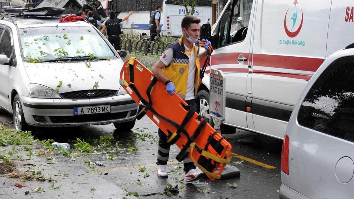 Un paramédico turco en el área del atentado que dejó un saldo de 11 muertos y decenas de heridos en Estambul.