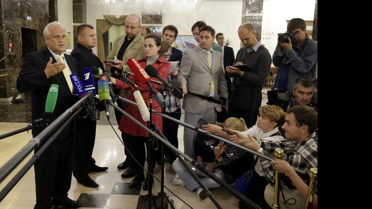 
El representante especial de la Organización para la Seguridad y Cooperación en Europa (OSCE), el diplomático austríaco Martin Sajdik (izq.) durante una rueda de prensa celebrada en Minsk, Bielorrusia, el martes.
