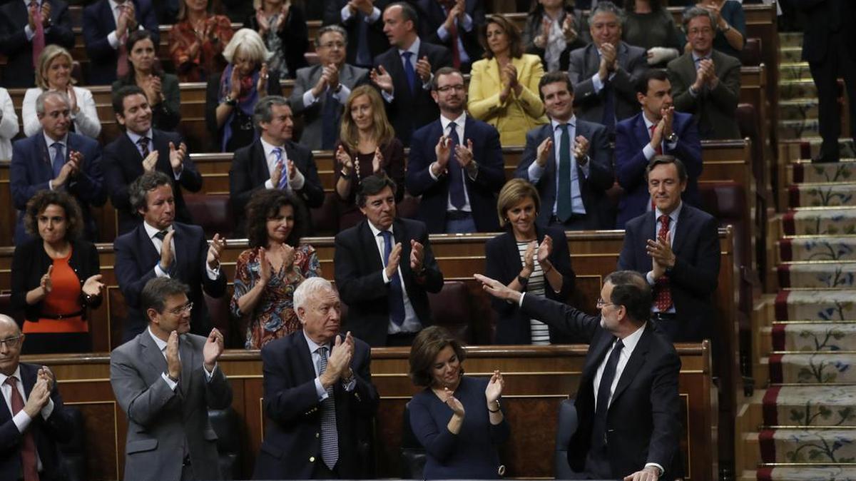 El presidente del Gobierno en funciones y candidato del PP, Mariano Rajoy, es aplaudido por los diputados del partido tras su última intervención en la sesión de la tarde de la segunda jornada del debate de investidura, en el Congreso de los Diputados.