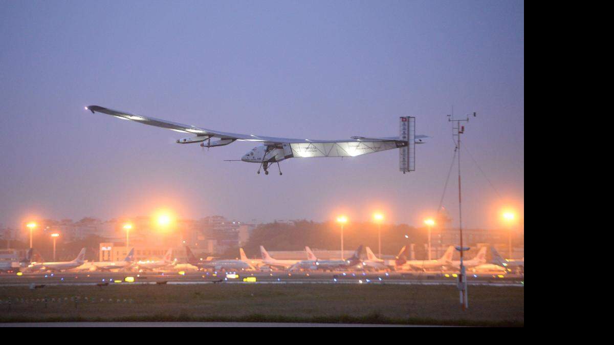 
El avión Solar Impulse 2, propulsado únicamente con energía solar, sobrevoló este martes gran parte de China y cerró así esta sexta etapa de su vuelta al mundo

