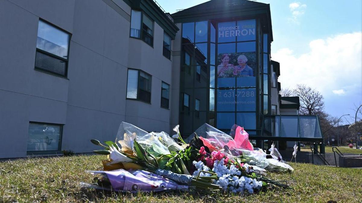 En foto tomada el 16 de abril de 2020, se muestran ofrendas florales frente a un hogar de ancianos en Dorval, al oeste de Montreal.