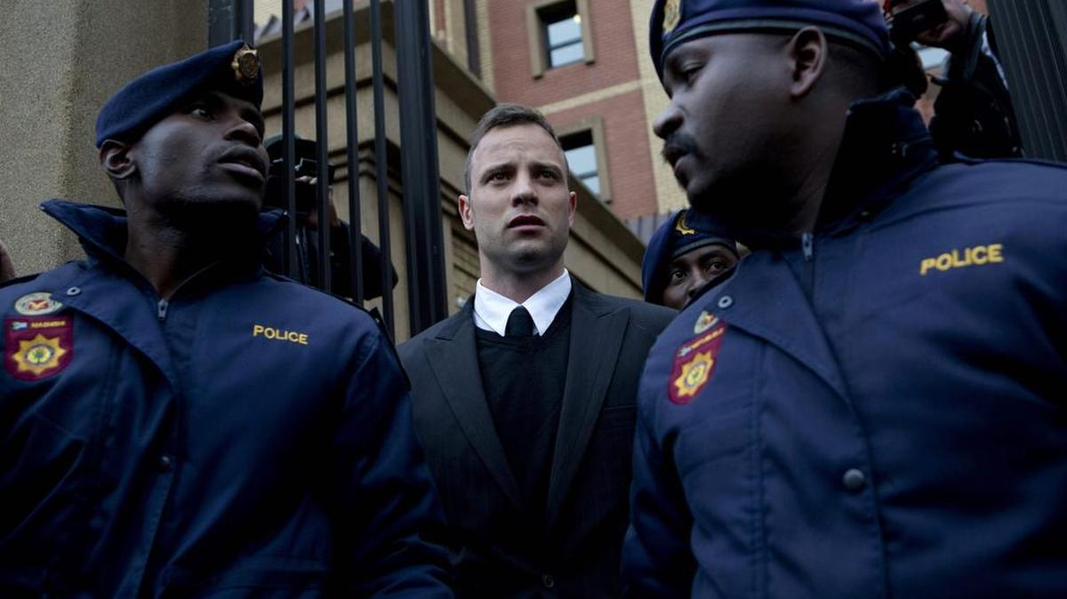 Oscar Pistorius sale de la corte en Pretoria.