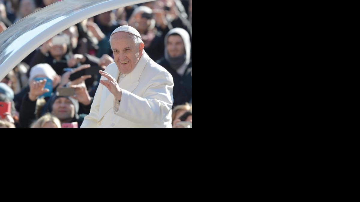 
 El papa Francisco (d) saluda desde el "Papamóvil" a los fieles y turistas que se encuentran en la Plaza de San Pedro con motivo de la audiencia pública de los miércoles en el Vaticano, el 11 de febrero de 2015. EFE/Maurizio Brambatti
